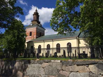 Denna kyrka med torn från medeltid anses vara blande de bäst bevarade i Dalarna. Men tornspiran är tillkommande och byggd 1788.
